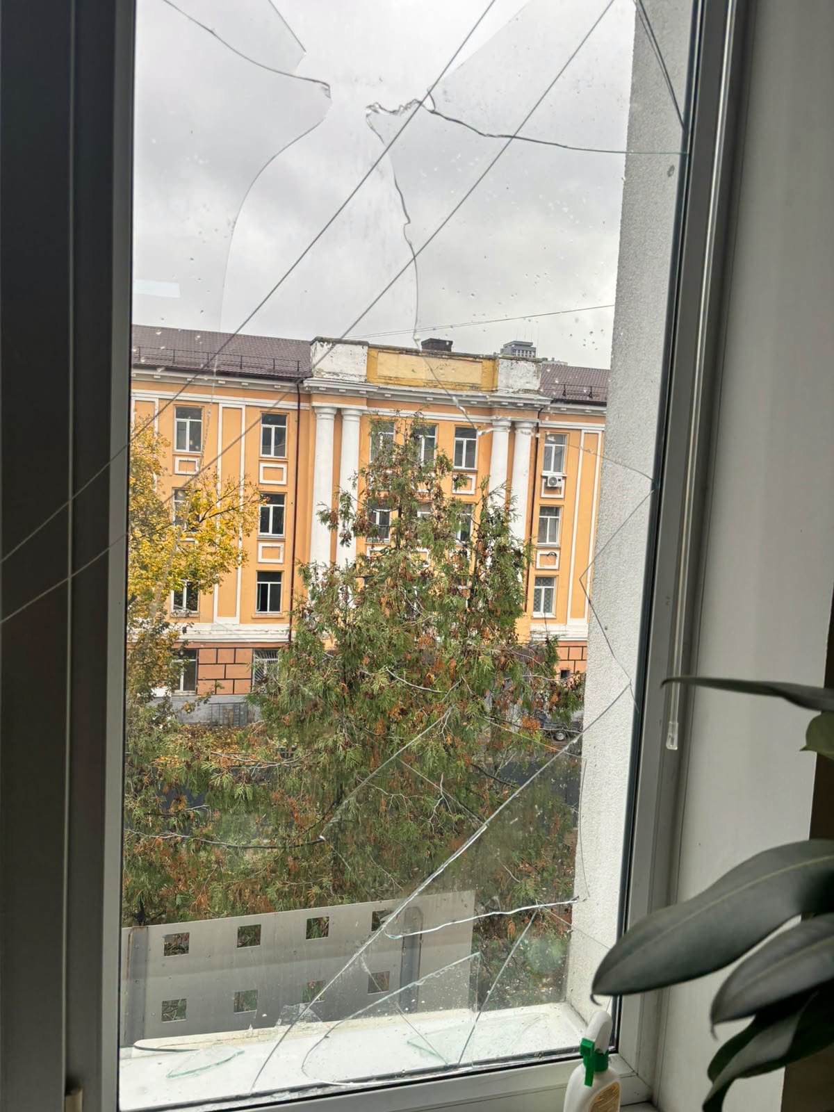 Будівля НКРЕКП у Києві постраждала через атаку РФ (фото 1: facebook.com/nerc.gov.ua)